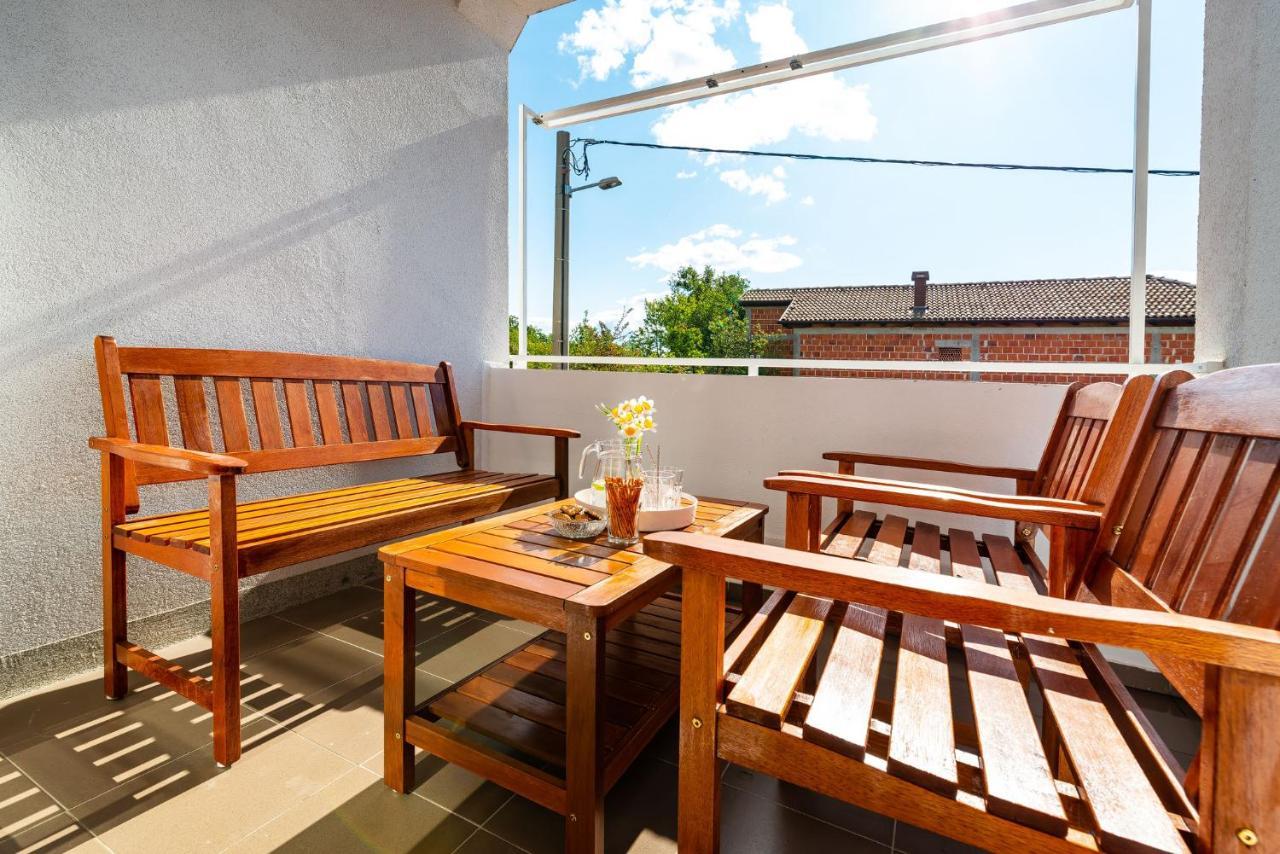 Apartment Maia Lena For Family Ясенице Екстериор снимка