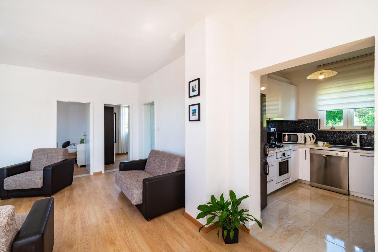 Apartment Maia Lena For Family Ясенице Екстериор снимка